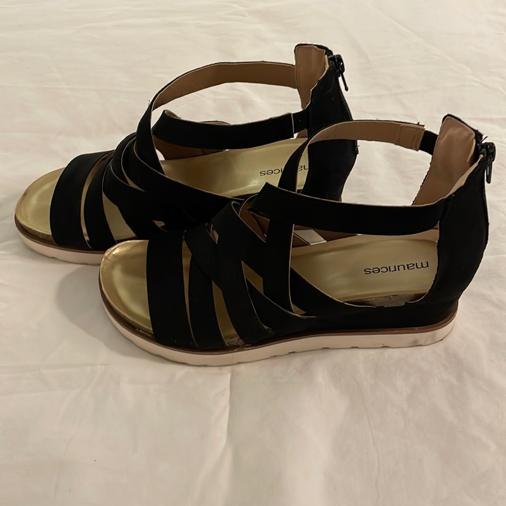 Maurice’s sandal size 8